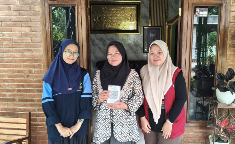 Anggota PSDM KKN UIN Walisongo Posko 8 bersama salah satu pelaku UMKM setelah pembuatan QRIS dan Pencantuman lokasi google maps di Desa Ngareanak