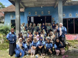 KKN Reguler 85 Posko 1 Gelar Pelatihan Pembuatan Spray Anti Nyamuk Serai di Dusun Cening Lor