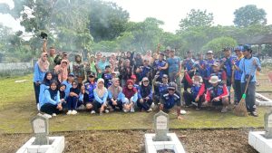 Mahasiswa KKN UIN Walisongo Peringati Hari Pahlawan dengan Aksi Peduli Taman Makam Pahlawan