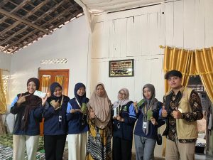 Mahasiswa KKN UIN Walisongo Posko 11 Kunjungi UMKM Tempe Asyik di Desa Merbuh