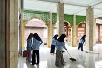 Mahasiswa KKN Posko 33 UIN Walisongo Semarang saat melaksanakan kegiatan bersih-bersih Masjid Desa Pagertoyo, Kecamatan Limbangan, Kabupaten Kendal.