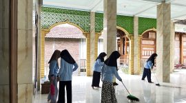 Mahasiswa KKN Posko 33 UIN Walisongo Semarang saat melaksanakan kegiatan bersih-bersih Masjid Desa Pagertoyo, Kecamatan Limbangan, Kabupaten Kendal.