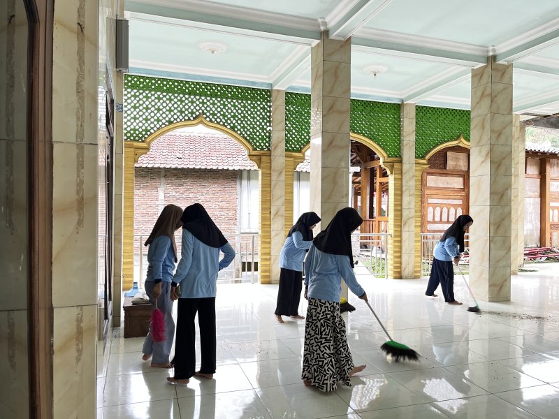 Mahasiswa KKN Posko 33 UIN Walisongo Semarang saat melaksanakan kegiatan bersih-bersih Masjid Desa Pagertoyo, Kecamatan Limbangan, Kabupaten Kendal.