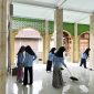 Mahasiswa KKN Posko 33 UIN Walisongo Semarang saat melaksanakan kegiatan bersih-bersih Masjid Desa Pagertoyo, Kecamatan Limbangan, Kabupaten Kendal.