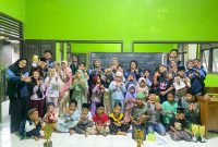 Mahasiswa KKN UIN Walisongo Posko 34 bersama siswa Madrasah Diniyah Darus Salamah Desa Sriwulan Kendal merayakan Hari Santri Nasional 2025