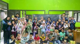Mahasiswa KKN UIN Walisongo Posko 34 bersama siswa Madrasah Diniyah Darus Salamah Desa Sriwulan Kendal merayakan Hari Santri Nasional 2025