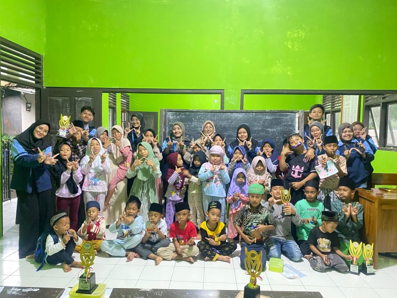 Mahasiswa KKN UIN Walisongo Posko 34 bersama siswa Madrasah Diniyah Darus Salamah Desa Sriwulan Kendal merayakan Hari Santri Nasional 2025