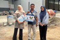 Dokumentasi bersama pelanggan penerima souvenir di lokasi kunjungan
