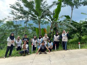 KKN Reguler 85 Hadirkan Inovasi Keselamatan Jalan di Desa Cening: 50 Reflektor Dipasang di Titik Rawan