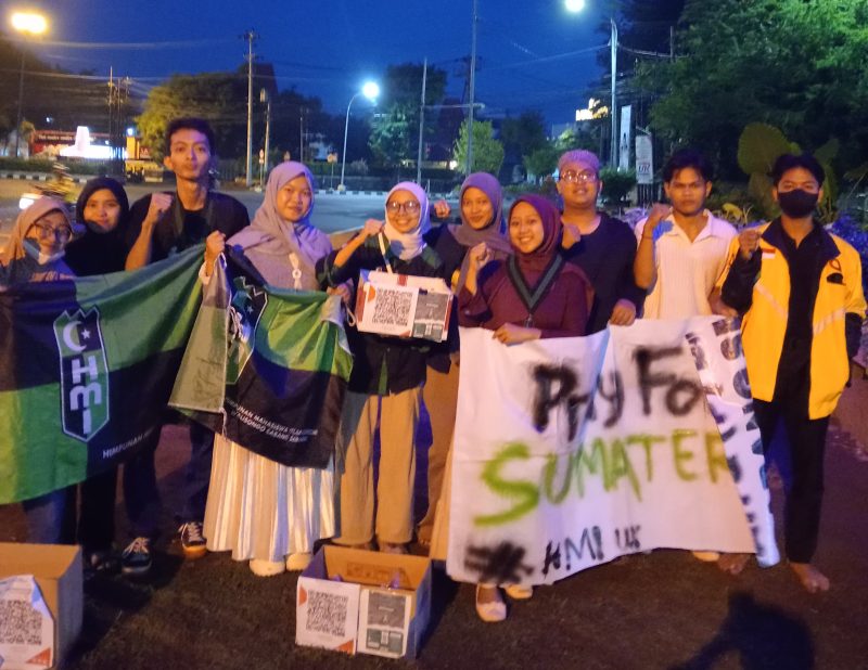 Keterangan Foto: Kader HMI Korkom Walisongo habis aksi Galang Dana di depan Lampu Merah Kalibanteng, Kamis (4/11/2025). (Dok. Pribadi)