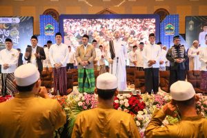 Ribuan Warga Padati MAJT, Taj Yasin Ajak Doakan Korban Bencana dalam Jateng Bersholawat