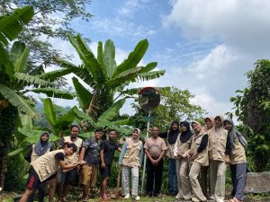 Mahasiswa KKN UIN Walisongo Pasang Kaca Cembung di Tikungan Tajam untuk Tingkatkan Keselamatan Desa Kedungboto