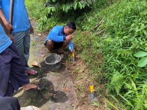 Mahasiswa KKN UIN Walisongo Lakukan Pemasangan Reflektor Jalan di Desa Kedungboto