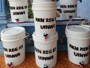Warga Desa Banyuringin Antusias Kelola Sampah Organik Melalui Program Komposter