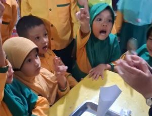 Mahasiswa KKN UIN Walisongo Kenalkan Eksperimen Gunung Merapi di TK/PAUD untuk Meningkatkan Semangat Belajar