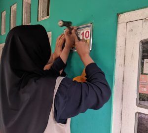 KKN Reguler Posko 31 UIN Walisongo Sukses Gelar Program Pembuatan Plat Nomor Rumah di Desa Tabet