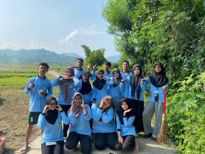 Mahasiswa KKN dan Karang Taruna Kaliputih Bersinergi Wujudkan Aksi Bersih-Bersih di Lapangan Kartiyoso Usai Peringatan Hari Santri Nasional
