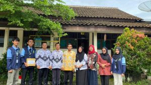 Mahasiswa KKN UIN Walisongo Tutup Kegiatan dengan Perpisahan dan Penyerahan Kenang-Kenangan di SD 2 Kaliputih