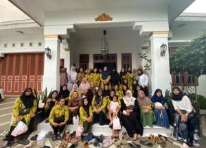 Dosen UMS Dampingi Ibu-ibu PKK Atur Keuangan Keluarga Secara Bijak