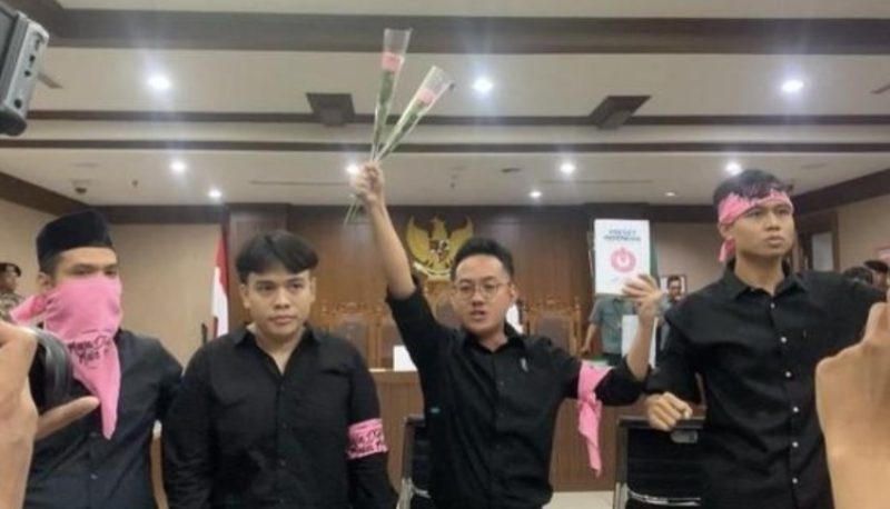 Sidang perdana pembacaan surat dakwaan empat tahanan politik/foto:Detik.com