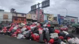 Kondisi sekitar pasar Ciputat yang masih dipenuhi tumpukan sampah/Foto: Fatin Nurul
