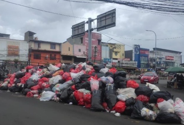 Kondisi sekitar pasar Ciputat yang masih dipenuhi tumpukan sampah/Foto: Fatin Nurul