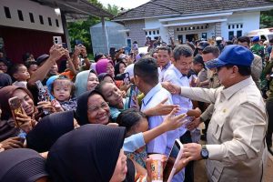 Prabowo Tinjau Pengungsian Banjir Sumbar, Pemerintah Percepat Pembangunan Hunian Sementara