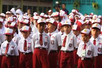 Sejumlah siswa mengikuti upacara Bendera di SDN 01 Pagi, Labak Bulus, Jakarta, Senin (27/7). Hari ini para siswa mulai kembali beraktivitas mengikuti pelajaran di sekolah untuk tahun ajaran 2015-2016 usai libur panjang Hari Raya Idul Fitri. ANTARA FOTO/Reno Esnir/Rei/pd/15.