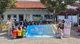 Mahasiswa KKN Undip bersama guru SD Negeri 2 Pugeran usai kegiatan edukasi ecoenzym dan PHBS.
