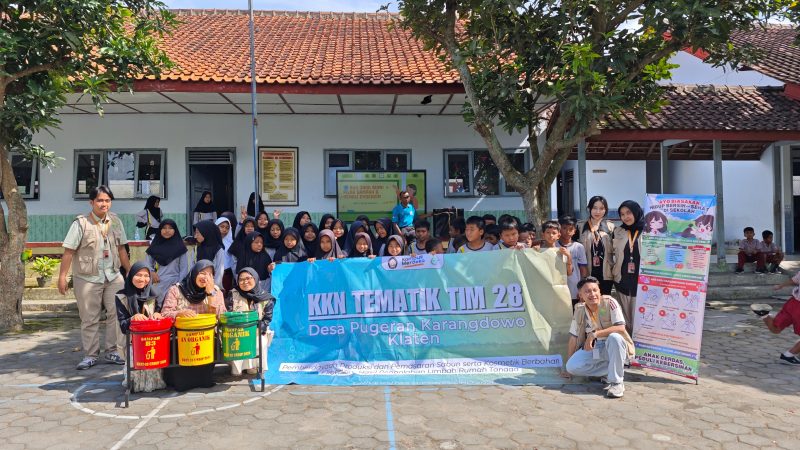 Mahasiswa KKN Undip bersama guru SD Negeri 2 Pugeran usai kegiatan edukasi ecoenzym dan PHBS.