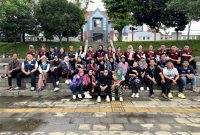 Mahasiswa KKN UPGRIS dan UNNES berfoto bersama kelompok Senam Kreasi Desa Lerep