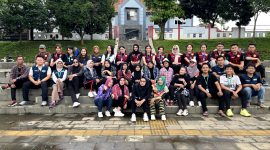 Mahasiswa KKN UPGRIS dan UNNES berfoto bersama kelompok Senam Kreasi Desa Lerep