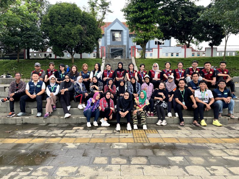 Mahasiswa KKN UPGRIS dan UNNES berfoto bersama kelompok Senam Kreasi Desa Lerep