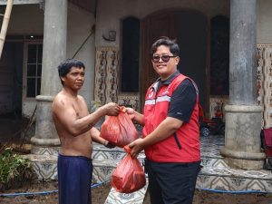 Peringati HUT Megawati, Wakil Ketua DPC Irham Kahfi Ikut Agenda Bakti Sosial di Lokasi Banjir Banyuglugur