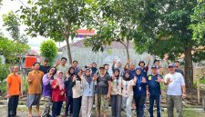 Mahasiswa KKN UPGRIS Kelompok 26 berkolaborasi dengan warga RW 5 Palebon dalam kegiatan perawatan taman (24/1/26).