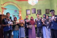Mahasiswa KKN UPGRIS saat memberikan pendampingan kepada UMKM souvenir di Gempol RT 03/RW 04, Desa Leyangan (26/1/26).