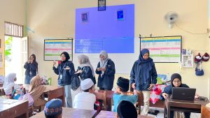 Tanamkan Budaya Hemat, Mahasiswa KKN UPGRIS Ajak Siswa SDN 1 Palebon Gemar Menabung Sejak Dini