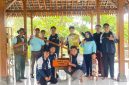 Mahasiswa KKN-T Tim 29 Universitas Diponegoro menunjukkan alat press botol plastik di Desa Sawit, Klaten, Minggu (25/1/2026),