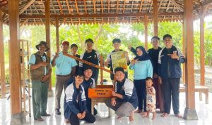 Kini Lebih Praktis! Mahasiswa KKNT Undip Kembangkan Alat Press Botol Plastik untuk Desa Sawit