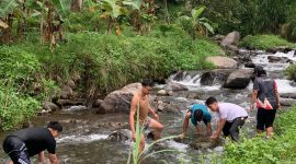 Mahasiswa KKN UPGRIS kelompok 23 bersama KKN UNNES berkolaborasi dengan Karang Taruna Desa Lerep dalam kegiatan pengelolaan Sungai Pangus