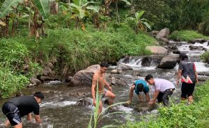 Kolaborasi KKN UPGRIS, KKN UNNES, dan Karang Taruna Desa Lerep Kelola Sungai Pangus Jadi Potensi Wisata