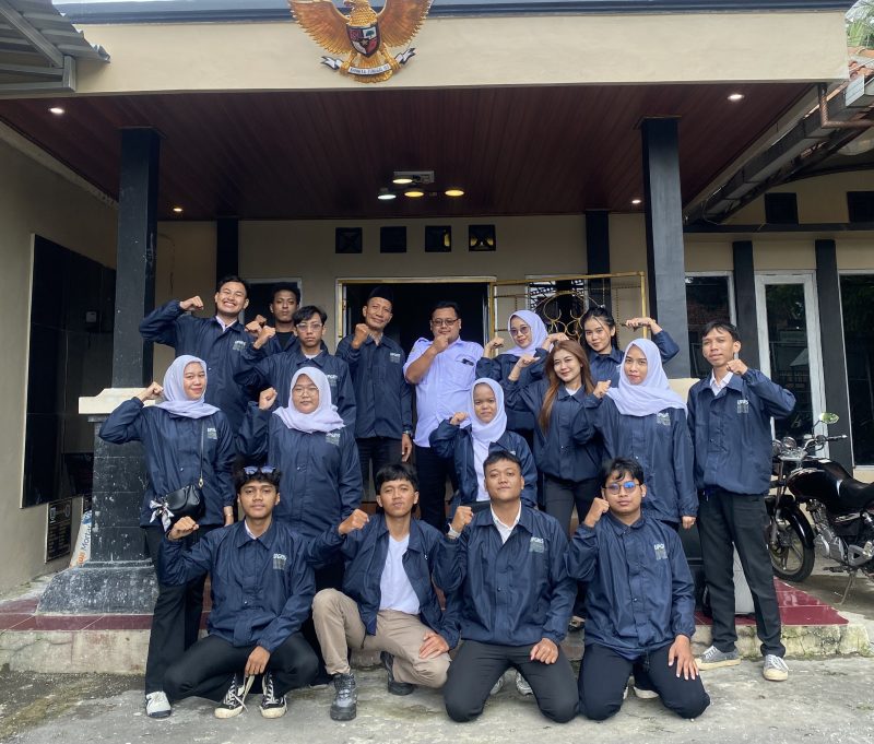 Sekretaris Desa Gogik, Bapak Alis Arifa Rahman, S.Pd., MM, didampingi Dosen Pembimbing Lapangan (DPL), Bapak Mochamad Fadjar Darmaputra S.E., M.Kom. Berfoto Bersama Mahasiswa KKN Universitas PGRI Semarang (UPGRIS) Periode 2026, usai acara penerjunan resmi pada Rabu (14/01/2026)