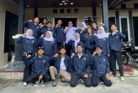 Sekretaris Desa Gogik, Bapak Alis Arifa Rahman, S.Pd., MM, didampingi Dosen Pembimbing Lapangan (DPL), Bapak Mochamad Fadjar Darmaputra S.E., M.Kom. Berfoto Bersama Mahasiswa KKN Universitas PGRI Semarang (UPGRIS) Periode 2026, usai acara penerjunan resmi pada Rabu (14/01/2026)