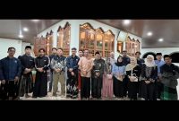 Mahasiswa KKN UPGRIS kelompok 23 bersama Karang Taruna Desa Lerep dan mahasiswa KKN UNNES menggelar kegiatan ziarah makam Mbah Hasan Munadi di Nyatnyono