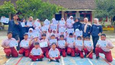 Mahasiswa KKN Universitas PGRI Semarang (UPGRIS) berfoto bersama siswa kelas 5 SDN Beji 01 usai kegiatan pembelajaran coding berbasis permainan edukatif, Selasa (20/1/2026).