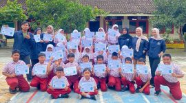 Mahasiswa KKN Universitas PGRI Semarang (UPGRIS) berfoto bersama siswa kelas 5 SDN Beji 01 usai kegiatan pembelajaran coding berbasis permainan edukatif, Selasa (20/1/2026).