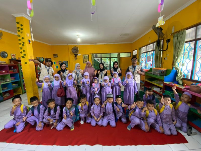 Mahasiswa KKN UPGRIS menggelar edukasi dan praktik cuci tangan di TK Al-Hidayah 7 Palebon (21/1/2026).