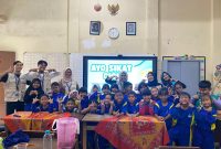 Mahasiswa KKN UPGRIS Kelompok 26 berfoto bersama siswa SD N 1 Palebon, Semarang, usai kegiatan edukasi kesehatan gigi dan mulut, Jumat (23/1/2026).
