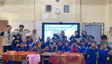 Mahasiswa KKN UPGRIS Kelompok 26 berfoto bersama siswa SD N 1 Palebon, Semarang, usai kegiatan edukasi kesehatan gigi dan mulut, Jumat (23/1/2026).