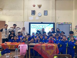 Wujudkan Senyum Sehat, Mahasiswa KKN UPGRIS Edukasi Siswa SD N 1 Palebon Cara Sikat Gigi yang Benar